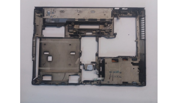 Нижня частина корпуса для ноутбука HP Elitebook 8460p, 14.0", 6070B0606501, Б/В. Всі кріплення цілі.В правому нижньому куті тріщина (фото).