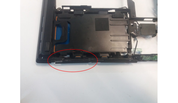 Нижняя часть корпуса для ноутбука HP Elitebook 8460p, 14.0 ", 6070B0478801, Б / У. Сломанное одно крепление (фото), и является не значительные трещинки (фото).