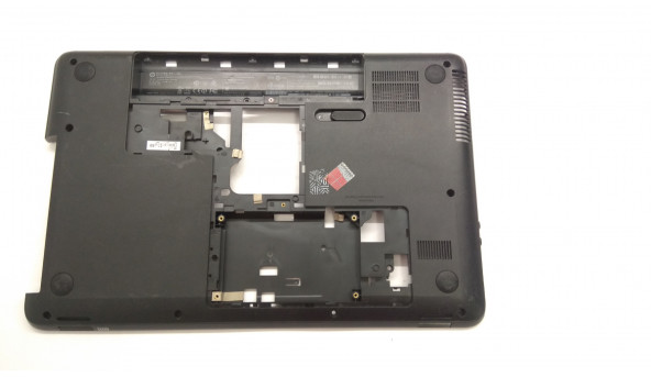 Нижня частина корпуса для ноутбука HP Compaq CQ58, CQ58-270SO, 15.6", 708523-001, Б/В. Всі кріплення цілі.Є тріщина (фото).
