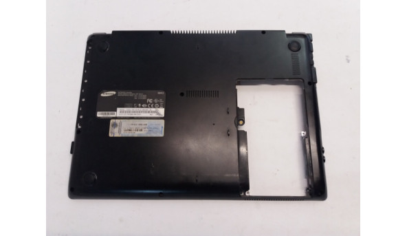 Нижня частина корпуса для ноутбука SAMSUNG QX412, NP-QX412, BA75-02888A, 14 ", Б/В, В хорошому стані, має тришину на резиновій заглушці..