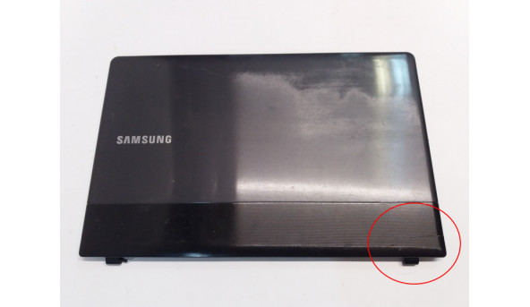 Кришка корпуса для ноутбука Samsung 300E, NP300E5C, 15.6", BA75-03938A, Б/В. Має трішину біля завіс. Кріплення всі цілі.