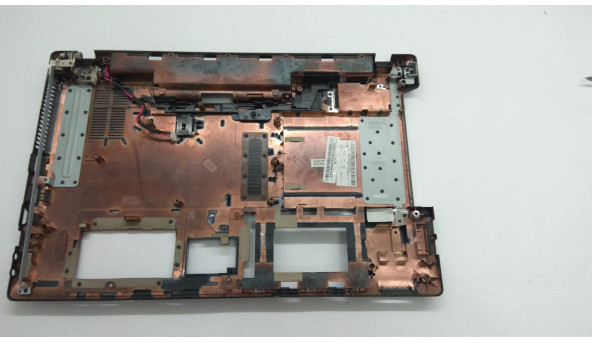 Нижняя часть корпуса для ноутбука Acer Aspire 5551G, NEW75, 15.6 ", AP0C9000410, Б / У. Присутствующие следы ремонта (фото), продается с разъемом питания и левой завесой - 303871