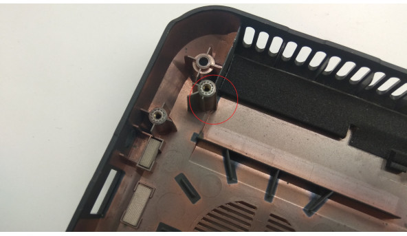 Нижня частина корпуса для ноутбука Emachines G630, KBWH0, 17.3", AP06X000600, Б/В. На декількох кріпленнях є тріщини (фото). - 303953