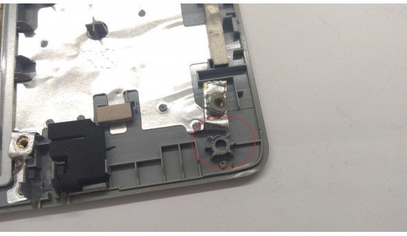 Средняя часть корпуса для ноутбука Acer Aspire V3-572 / V3-532, Z5WAH, 15.6 ", AM154000100, Б / У. Есть потертости у тач пада и маленькая вмятина (фото), и сломанные крепления (фото). - 304036