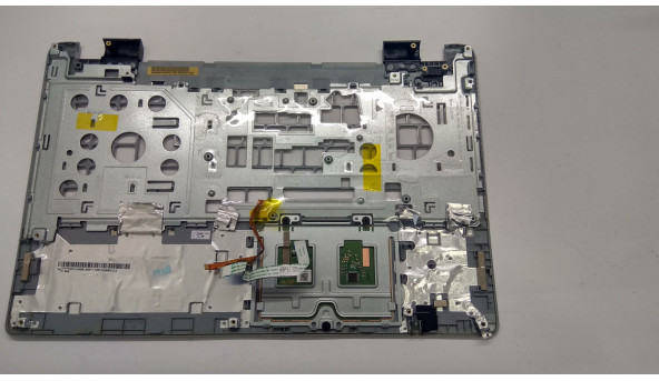Средняя часть корпуса для ноутбука Acer Aspire V3-572 / V3-532, Z5WAH, 15.6 ", AM154000100, Б / У. Есть потертости у тач пада и маленькая вмятина (фото), и сломанные крепления (фото). - 304036