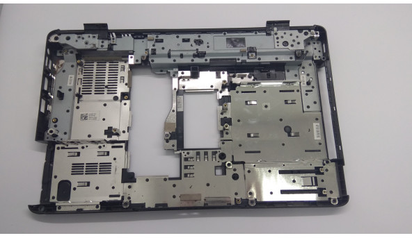 Нижня частина корпуса для ноутбука Dell Inspiron 1545, 15.6", CN-0U499F, Б/В, Є зламане кріплення (фото).