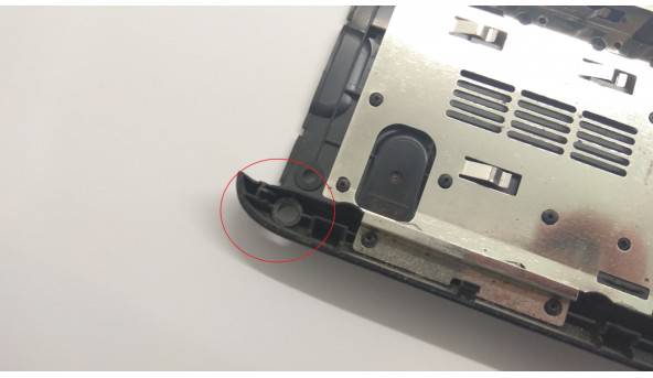 Нижня частина корпуса для ноутбука Dell Inspiron 1545, 15.6", CN-0U499F, Б/В, Є зламане кріплення (фото).