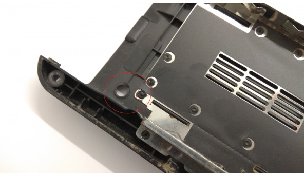 Нижня частина корпуса для ноутбука Dell Inspiron 1750, 17.3", CN-0G588T, Б/В. Є зламані кріплення (фото), зламане кріплення дисковода