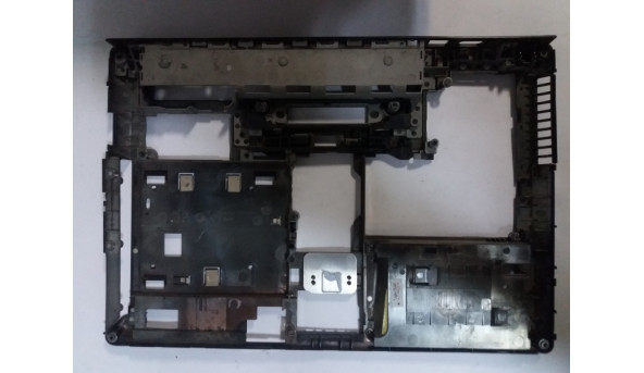 Нижня частина корпуса для ноутбука  HP ProBook 6460B, 15.6", 6070B0480001, Б/В. трішина біля CD-рома, на вентеляційній решітці, під батареєю сліди горіння.