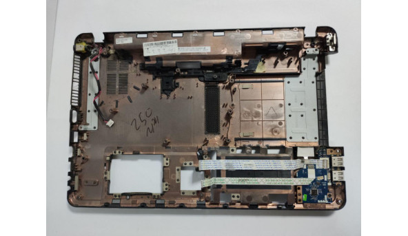 Нижня частина корпуса для ноутбука Emachines E640, 15.6", AP0CA000510, б/в. Є зламані кріплення (фото), та решітка радіатора, продається з роз'ємом живлення та додатковими платами (фото) - 304426