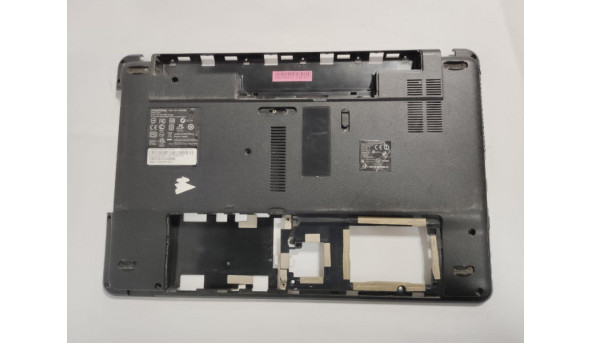 Нижня частина корпуса для ноутбука Emachines E640, 15.6", AP0CA000510, б/в.  Є зламані кріплення (фото), та решітка радіатора, продається з роз'ємом живлення та додатковими платами (фото)