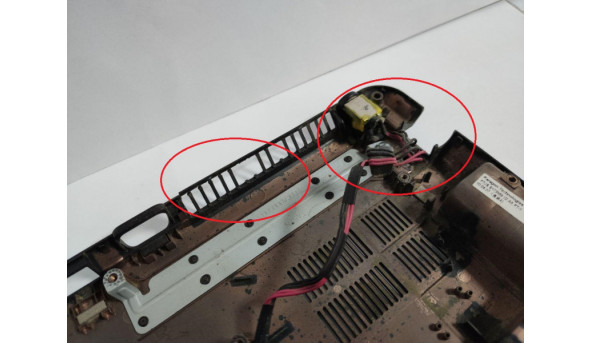 Нижня частина корпуса для ноутбука Emachines E640, 15.6", AP0CA000510, б/в. Є зламані кріплення (фото), та решітка радіатора, продається з роз'ємом живлення та додатковими платами (фото) - 304426