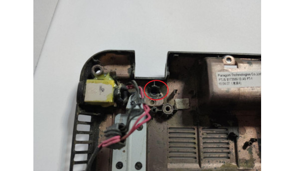 Нижня частина корпуса для ноутбука Emachines E640, 15.6", AP0CA000510, б/в. Є зламані кріплення (фото), та решітка радіатора, продається з роз'ємом живлення та додатковими платами (фото) - 304426