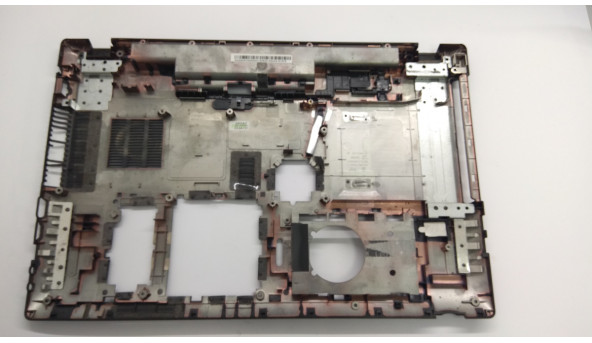 Нижня частина корпуса для ноутбука Acer Aspire 7551G, MS2310, 17.3", DAZ604HN05004, Б/В. Зламане кріплення (фото), та решітка радіатора (фото).