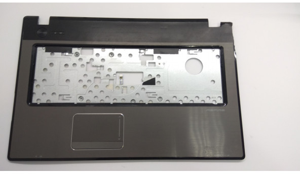Середня частина корпуса для ноутбука Acer Aspire 7551G, MS2310, 17.3", DAZ604HN01001, Б/В. Зламані кріплення (фото), та пошкоджений корпус (фото).