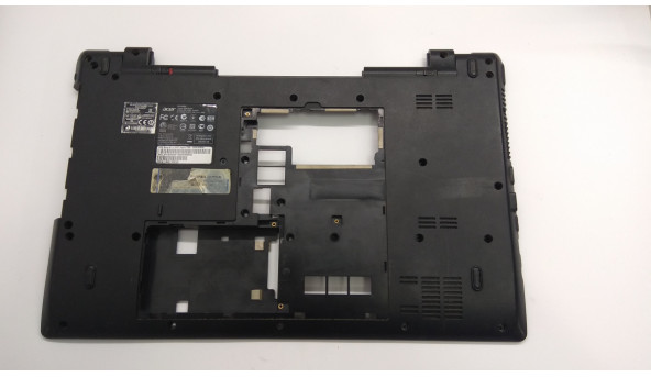 Нижня частина корпуса для ноутбука Acer Aspire 7250, AAB70, 17.3", 13N0-YQA0211, Б/В. Всі кріплення цілі. Зламана решіткарадіатора (фото).