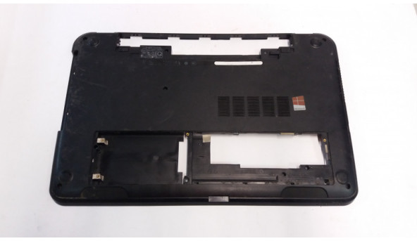 Нижня частина корпуса для ноутбука Dell Inspiron 17 3737, 5737, 3721, 5721, 0CKPD7, Б/В. Має пошкоджену решітку радіатора.