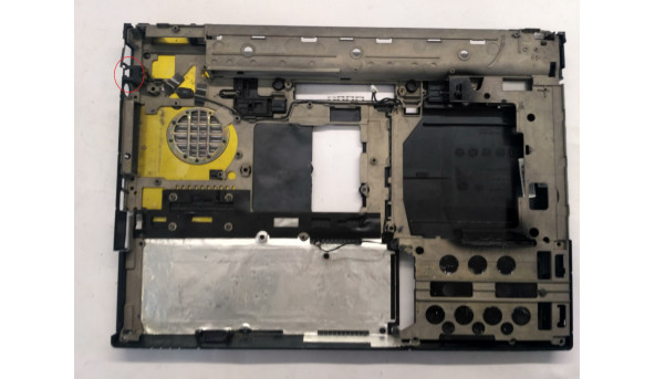 Нижняя часть корпуса для ноутбука HP Compaq NX8220, 15 4 ", Б / У. Все крепления целые. Есть повреждения (фото). - 305288