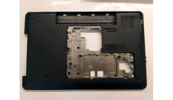 Нижня частина корпуса для ноутбука HP Pavilion g7, g7-1226sr, 17.3", 646498-001, Б/В.Всі кріплення цілі.Є тріщина(фото)