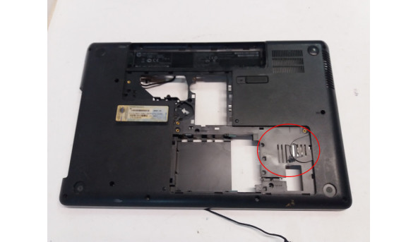 Нижня частина корпуса разом з USB платою,  кабилем CD/DVD та живлення, для ноутбука HP G62, 15.6", 610564-001, 641967-001, 606018-001, Б/В. Всі кріплення цілі. Трішина біля роз'єма живлення та під сервісною кришкою (фото).