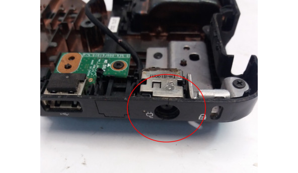 Нижня частина корпуса разом з USB платою, кабилем CD/DVD та живлення, для ноутбука HP G62, 15.6", 610564-001, 641967-001, 606018-001, Б/В. Всі кріплення цілі. Трішина біля роз'єма живлення та під сервісною кришкою (фото). - 305542