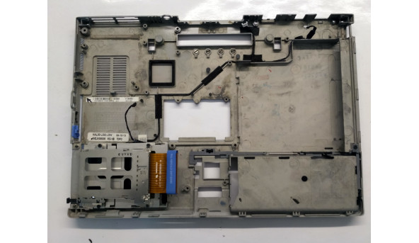 Нижня частина корпуса для ноутбука Dell Latitude D630, 14.1", Б/В. Всі кріплення цілі.Без пошкоджень. - 305575