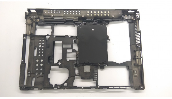 Нижня частина корпуса для ноутбука HP EliteBook 2560P, 12.5", 6070B0484501, Б/В. Всі кріплення цілі. Є тріщина (фото). Зламаний шматок корпуса. - 305585