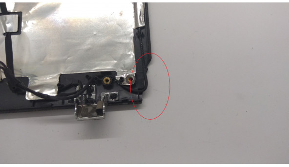 Крышка матрицы корпуса для ноутбука Packard Bell EasyNote TM81, NEW95, 15 6 ", AP0CB000117, Б / У. Сломанное одно крепление (фото), и есть скол (фото). - 305608