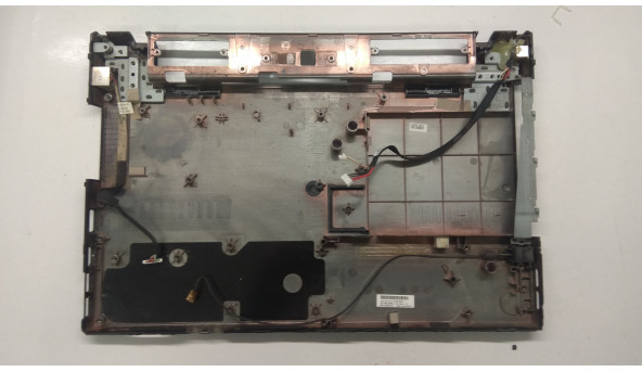 Нижня частина корпуса для ноутбука    HP ProBook 4515s, 4415s, 15.6",  6070B0346601 Б/В. Всі кріплення цілі, присутні сліди ремонту живлення(фото) ,зламана решітка радіатора(фото)