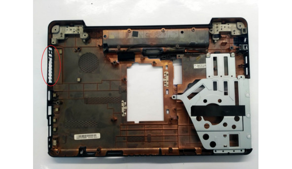 Нижня частина корпуса для ноутбука Toshiba Satellite L500D, 15.6", V000180430, Б/В. Всі кріплення цілі.Є пошкодження(фото). - 305872