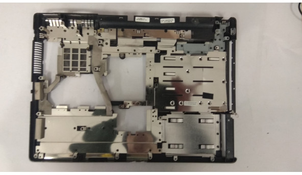 Нижня частина корпуса для ноутбука Fujitsu Amilo Li1718, 15.4", 60.4B915.001 Б/В. Всі кріплення цілі, без пошкоджень. - 305896