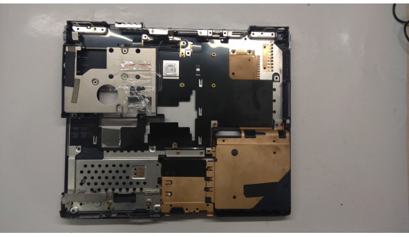 Нижня частина корпуса для ноутбука Fujitsu LifeBook E8010, 15", E8020D, Б/В. Всі кріплення цілі, без пошкоджень. - 306124