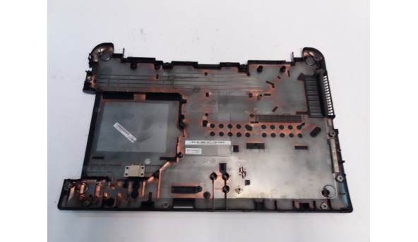 Нижня частина корпуса для ноутбука Toshiba  Satellite C50-B-1C9, 15.6", AP15H000620, Б/В. Всі кріплення цілі, має трішини заклеїні клеєм.