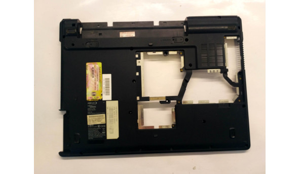 Нижня частина корпуса для ноутбука Fujitsu Amilo Li 1720, 15.4", 60.4B902.001, Б/В. Всі кріплення цілі.Є тріщинка на решітці.