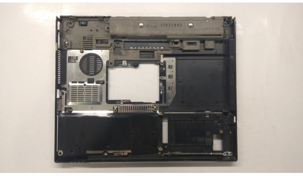 Нижня частина корпуса для ноутбука HP Compaq NX6310, NX6000 , 14", 6070B0082501, Б/В. Зламане кріплення(фото) ,зламаний вхід роз'єму WLAN(фото) - 306219