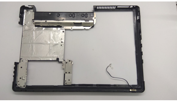 Нижня частина корпуса для ноутбука Fujitsu Amilo Xi 1546, 17.0", 80-41114-40, Б/В. Всі кріплення цілі.Має зламаний роз'єм (фото) та тріщину (фото). - 306220