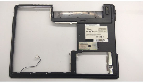 Нижня частина корпуса для ноутбука Fujitsu Amilo Xi 1546, 17.0", 80-41114-40, Б/В. Всі кріплення цілі.Має зламаний роз'єм (фото) та тріщину (фото).