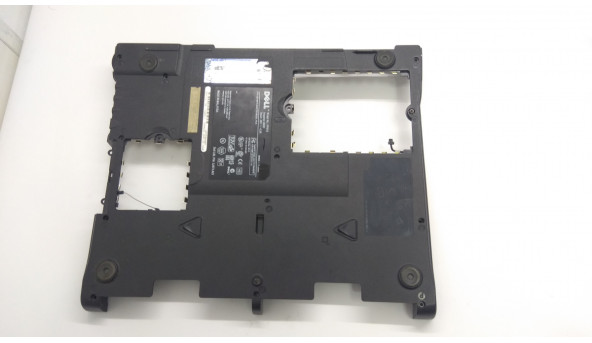 Нижня частина корпуса для ноутбука Dell Inspiron 8200, 15.1", Б/В. Всі кріплення цілі.Без пошкоджень.