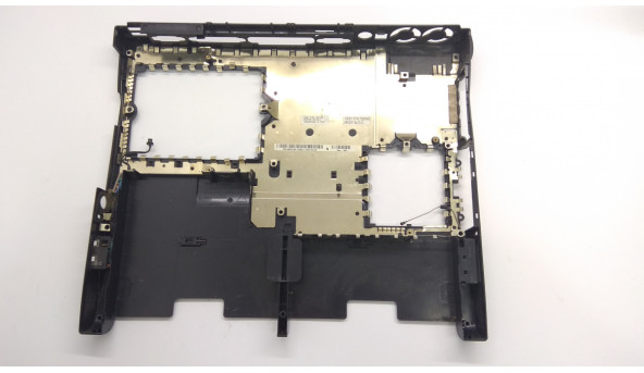 Нижня частина корпуса для ноутбука Dell Inspiron 8200, 15.1", Б/В. Всі кріплення цілі.Без пошкоджень. - 306329