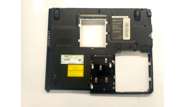 Нижня частина корпуса для ноутбука Medion Md 42200, 15.0", 60.46P04.002, Б/В. Всі кріплення цілі.Без пошкоджень.