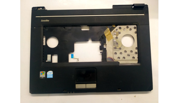 Середня частина корпуса для ноутбука Toshiba Satellite L30-106, 15.6". Є незначні подряпини, відсутня заглушка, та пошкодження (є на фото).