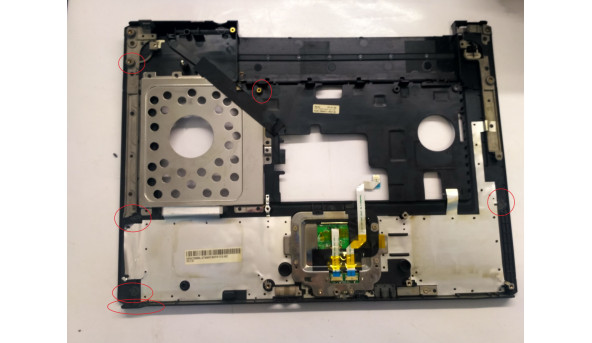 Середня частина корпуса для ноутбука Toshiba Satellite L30-106, 15.6". Є незначні подряпини, відсутня заглушка, та пошкодження (є на фото). - 306476