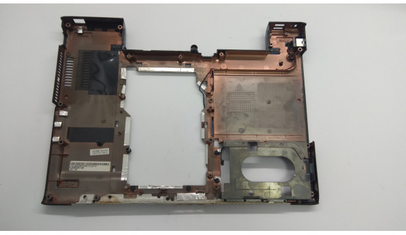 Нижня частина корпуса для ноутбука Acer Aspire 5050, ZR3, 14.1", ZYE36ZR3BATN06, Б/В. Зламані кріплення для дрота динаміка (фото), та решітка радіатора (фото). - 306514