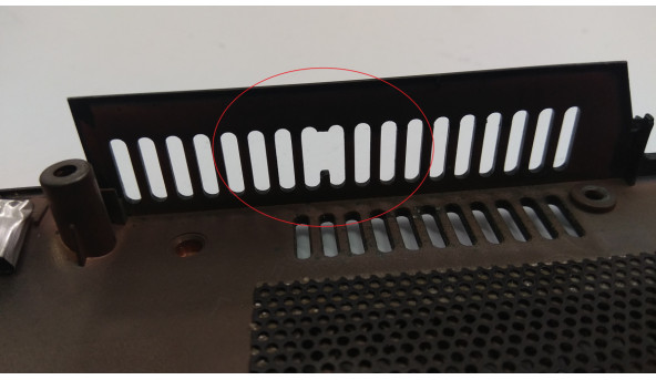 Нижня частина корпуса для ноутбука Acer Aspire 5050, ZR3, 14.1", ZYE36ZR3BATN06, Б/В. Зламані кріплення для дрота динаміка (фото), та решітка радіатора (фото). - 306514