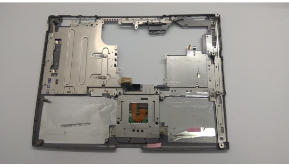 Средняя часть корпуса для ноутбука Dell Latitude D800, 15 4 ", AMDQ002100L, Б / У. Все крепления целые. Без повреждений. Отсутствует верхняя панель. - 306564