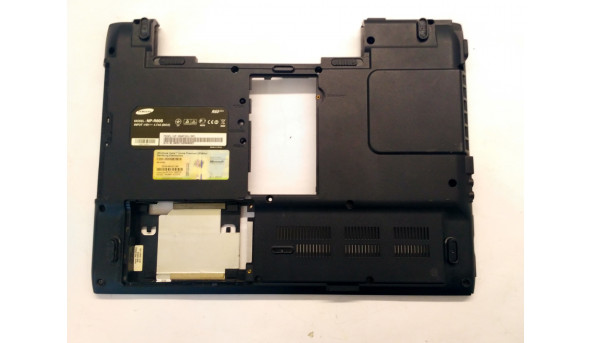 Нижня частина корпуса для ноутбука Samsung NP-R60S, 15.4", BA81-03822A, Б/В. Всі кріплення цілі.Є невеличка тріщина(фото)
