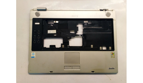 Середня частина корпуса для ноутбука TOSHIBA Satellite M45, 15.4", Б/В. Кріплення всі цілі. Відламана заглушка, є подряпини