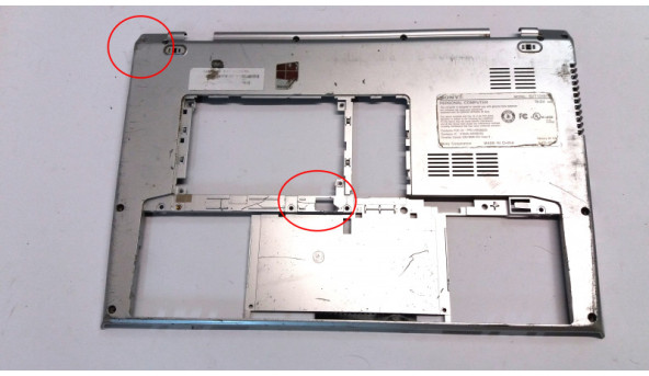 Нижня частина корпуса для ноутбука Sony Vaio SVT131, 60.4UJ02.003, Б/В. Всі кріплення цілі.Є пошкодження VGA, RJ45 порта, трішини (фото)