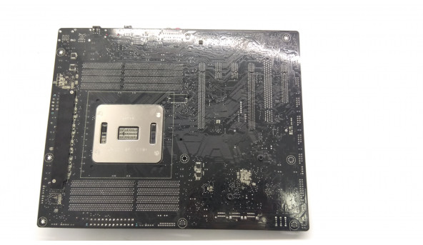 Материнская плата Asus P9X79 (s2011, Intel X79, PCI-Ex16), Б / У, требуется замена сокета для процессора (фото), есть несколько погнутых ножек, и повреждения на креплении ОЗУ (фото).