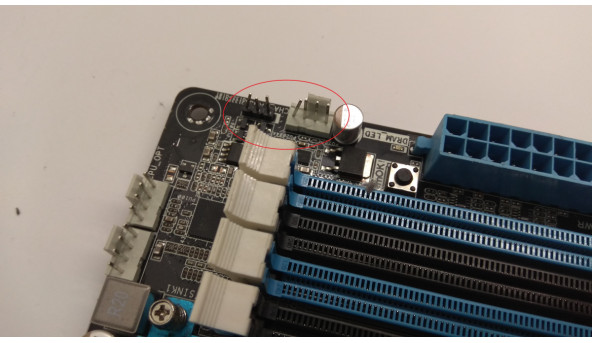 Материнская плата Asus P9X79 (s2011, Intel X79, PCI-Ex16), Б / У, требуется замена сокета для процессора (фото), есть несколько погнутых ножек, и повреждения на креплении ОЗУ (фото).